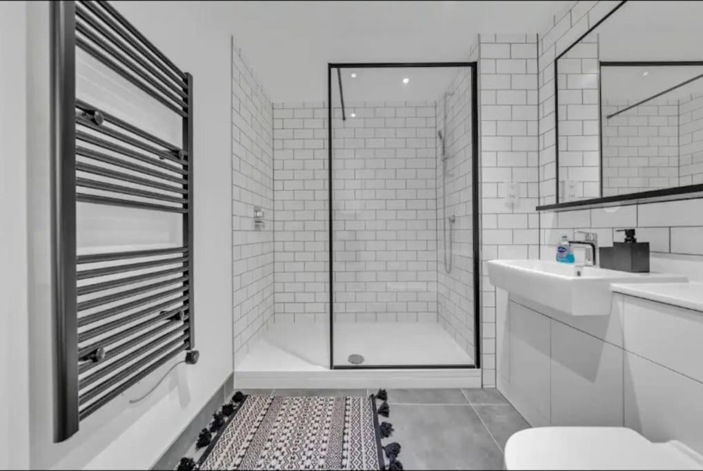 דירות לונדון Deluxe 1 Bed In Colindale Wembley With Freewifitv מראה חיצוני תמונה