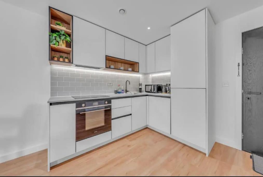 דירות לונדון Deluxe 1 Bed In Colindale Wembley With Freewifitv מראה חיצוני תמונה
